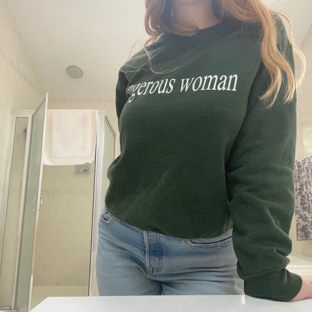 Dangerous woman crew neck